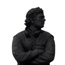 Miniatura Piloto F1 - Herói Nacional - Sentado/Braços Cruzados - Estatueta Fórmula 1 - 10x4x6cm