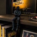 Miniatura Piloto F1 - Herói Nacional - Sentado/Braços Cruzados - Estatueta Fórmula 1 - 10x4x6cm