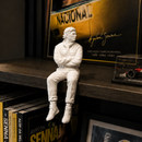 Miniatura Piloto F1 - Herói Nacional - Sentado/Braços Cruzados - Estatueta Fórmula 1 - 10x4x6cm